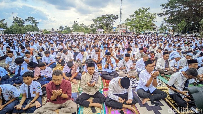 Ribuan warga melaksanakan salat istisqa di Alun-alun Ciamis, berdoa meminta turun hujan.