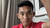 Banyak netizen penasaran banget sama rahasia Kevin Diks dan Justin Hubner yang selama bertanding rambutnya konsisten rapi. Pake lem dieee, jawab Rizky Ridho. Foto: Instagram dan Threads @rizkyridhoramadhani