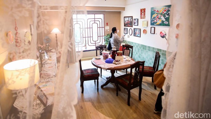 Pengunjung melihat karya seni pada pameran Indonesian Contemporary Art & Design (ICAD) di Grandkemang Hotel, Jakarta, Kamis (8/10/2026).