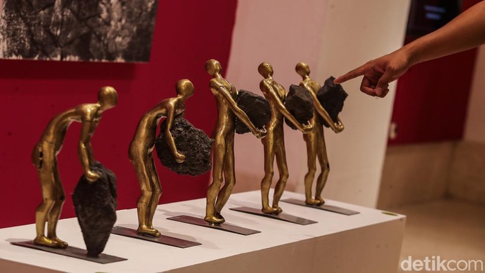Pengunjung melihat karya seni pada pameran Indonesian Contemporary Art & Design (ICAD) di Grandkemang Hotel, Jakarta, Kamis (8/10/2026).