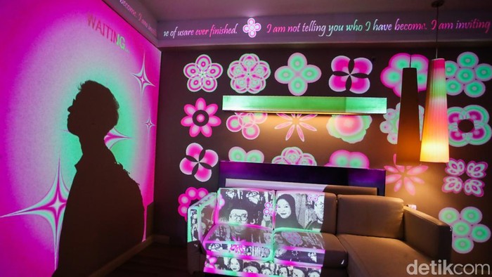 Pengunjung melihat karya seni pada pameran Indonesian Contemporary Art & Design (ICAD) di Grandkemang Hotel, Jakarta, Kamis (8/10/2026).