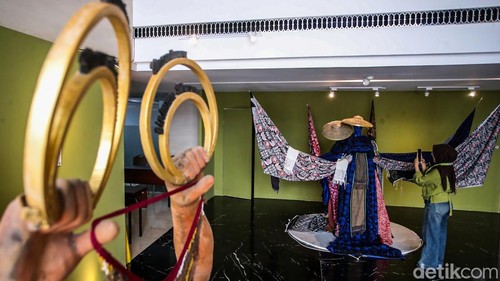 Pengunjung melihat karya seni pada pameran Indonesian Contemporary Art & Design (ICAD) di Grandkemang Hotel, Jakarta, Kamis (8/10/2026).