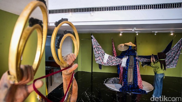 Pengunjung melihat karya seni pada pameran Indonesian Contemporary Art & Design (ICAD) di Grandkemang Hotel, Jakarta, Kamis (8/10/2026).