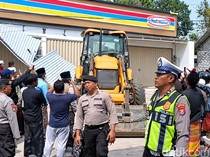 Fakta-fakta Massa di Pamekasan Rusak Minimarket dengan Alat Berat