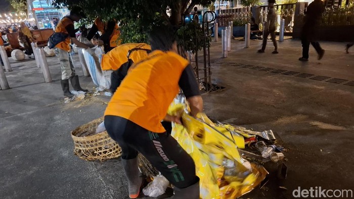 Petugas Dinas Lingkungan Hidup saat membersihkan sampah usai gelaran Wayang Jogja Night Carnival 2026, Rabu (7/10/2026) malam.