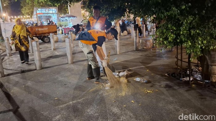 Petugas Dinas Lingkungan Hidup saat membersihkan sampah usai gelaran Wayang Jogja Night Carnival 2026, Rabu (7/10/2026) malam.