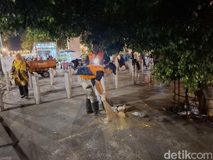Kerja Keras Penyapu Sampah di Balik Meriahnya Wayang Jogja Night Carnival