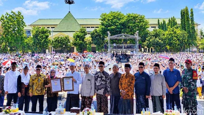 Santri Lirboyo Membatik Serentak di Festival Santri Nusantara