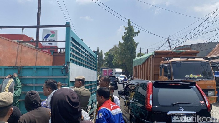 Satgas sidak di SPBU Parepare dan menemukan truk mengisi secara berulang.