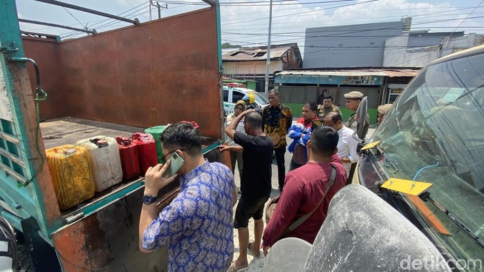 Sebanyak 7 truk dipergoki diduga hendak menimbun solar subsidi di SPBU Parepare.