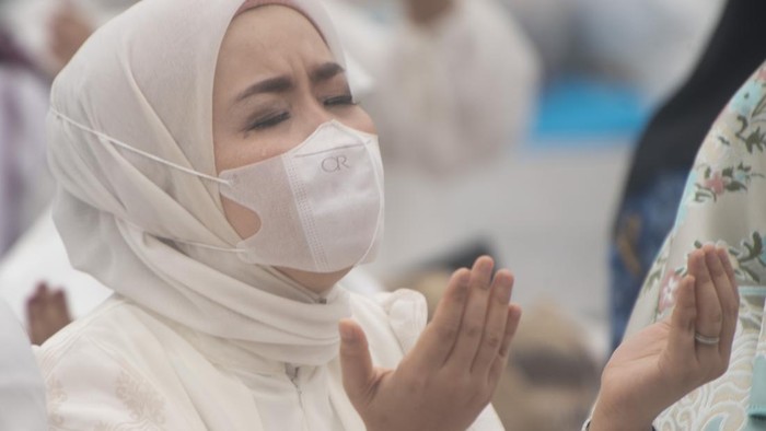 Shalat memohon hujan di Palembang Umat Islam melaksanakan Shalat Istisqa atau shalat meminta hujan di halaman Griya Agung Palembang, Sumatera Selatan, Kamis (8/10/2026). Pemerintah Provinsi Sumatera Selatan kembali menggelar Shalat Istisqa untuk memohon hujan kepada Allah SWT agar bencana kabut asap dampak Kebakaran Hutan dan Lahan (Karhutla) yang melanda Kota Palembang dan Sejumlah Kabupaten di Sumatera Selatan segera berakhir. ANTARA FOTO/Nova Wahyudi/YU