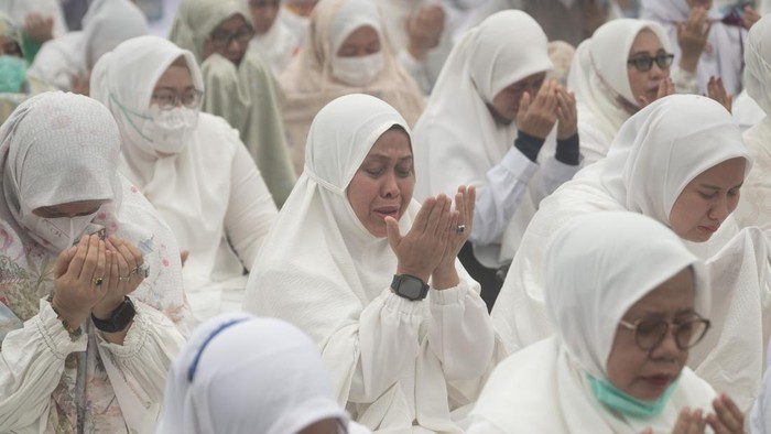 Shalat memohon hujan di Palembang Umat Islam melaksanakan Shalat Istisqa atau shalat meminta hujan di halaman Griya Agung Palembang, Sumatera Selatan, Kamis (8/10/2026). Pemerintah Provinsi Sumatera Selatan kembali menggelar Shalat Istisqa untuk memohon hujan kepada Allah SWT agar bencana kabut asap dampak Kebakaran Hutan dan Lahan (Karhutla) yang melanda Kota Palembang dan Sejumlah Kabupaten di Sumatera Selatan segera berakhir. ANTARA FOTO/Nova Wahyudi/YU