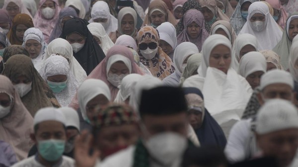 Umat Islam Palembang Gelar Shalat Istisqa di Tengah Kabut Asap