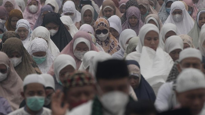 Shalat memohon hujan di Palembang Umat Islam melaksanakan Shalat Istisqa atau shalat meminta hujan di halaman Griya Agung Palembang, Sumatera Selatan, Kamis (8/10/2026). Pemerintah Provinsi Sumatera Selatan kembali menggelar Shalat Istisqa untuk memohon hujan kepada Allah SWT agar bencana kabut asap dampak Kebakaran Hutan dan Lahan (Karhutla) yang melanda Kota Palembang dan Sejumlah Kabupaten di Sumatera Selatan segera berakhir. ANTARA FOTO/Nova Wahyudi/YU