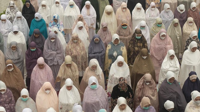 Shalat memohon hujan di Palembang Umat Islam melaksanakan Shalat Istisqa atau shalat meminta hujan di halaman Griya Agung Palembang, Sumatera Selatan, Kamis (8/10/2026). Pemerintah Provinsi Sumatera Selatan kembali menggelar Shalat Istisqa untuk memohon hujan kepada Allah SWT agar bencana kabut asap dampak Kebakaran Hutan dan Lahan (Karhutla) yang melanda Kota Palembang dan Sejumlah Kabupaten di Sumatera Selatan segera berakhir. ANTARA FOTO/Nova Wahyudi/YU