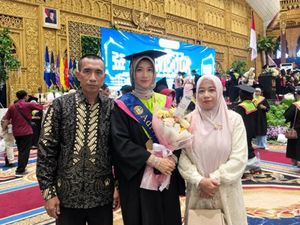 Introvert Bukan Alasan Batasi Diri, Sholiha Jadi Wisudawan Terbaik Unesa