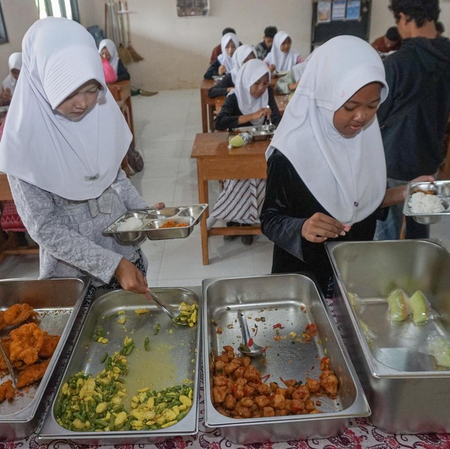 Siswa Kini Ambil Lauk Sendiri, MBG Uji Sistem Prasmanan
