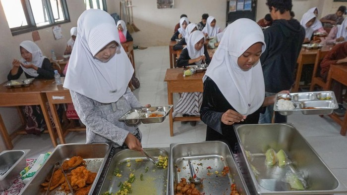 Sejumlah siswa mengambil lauk pauk secara prasmanan dalam Makan Bergizi Gratis (MBG) di SMPN 2 Kandeman, Kabupaten Batang, Jawa Tengah, Kamis, (8/10/2026). Badan Gizi Nasional (BGN) melakukan uji coba pengembangan model penyajian makanan Program Makan Bergizi Gratis (MBG) menggunakan sistem prasmanan di sekolah melalui Satuan Pelayanan Pemenuhan Gizi (SPPG) yang bertujuan untuk menghadirkan makanan yang lebih hangat, segar, dan mengurangi risiko kerusakan makanan yang dapat menimbulkan gangguan kesehatan sekaligus memperkuat pengalaman edukatif bagi penerima manfaat. ANTARA FOTO/Harviyan Perdana Putra