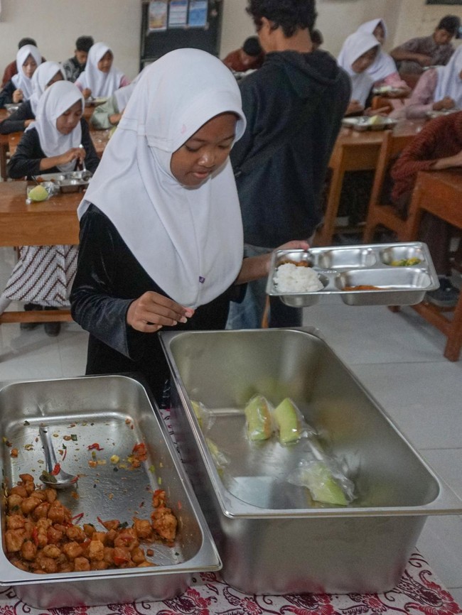 Siswa Kini Ambil Lauk Sendiri, MBG Uji Sistem Prasmanan