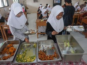Siswa Kini Ambil Lauk Sendiri, MBG Uji Sistem Prasmanan