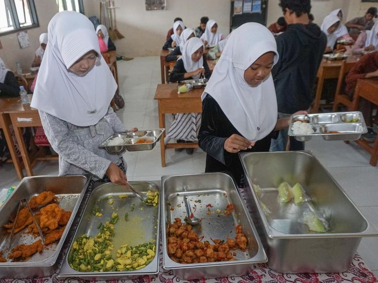 Siswa Kini Ambil Lauk Sendiri, MBG Uji Sistem Prasmanan