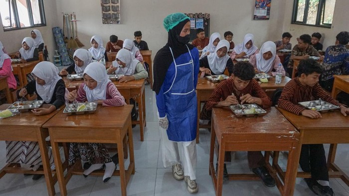 Sejumlah siswa mengambil lauk pauk secara prasmanan dalam Makan Bergizi Gratis (MBG) di SMPN 2 Kandeman, Kabupaten Batang, Jawa Tengah, Kamis, (8/10/2026). Badan Gizi Nasional (BGN) melakukan uji coba pengembangan model penyajian makanan Program Makan Bergizi Gratis (MBG) menggunakan sistem prasmanan di sekolah melalui Satuan Pelayanan Pemenuhan Gizi (SPPG) yang bertujuan untuk menghadirkan makanan yang lebih hangat, segar, dan mengurangi risiko kerusakan makanan yang dapat menimbulkan gangguan kesehatan sekaligus memperkuat pengalaman edukatif bagi penerima manfaat. ANTARA FOTO/Harviyan Perdana Putra