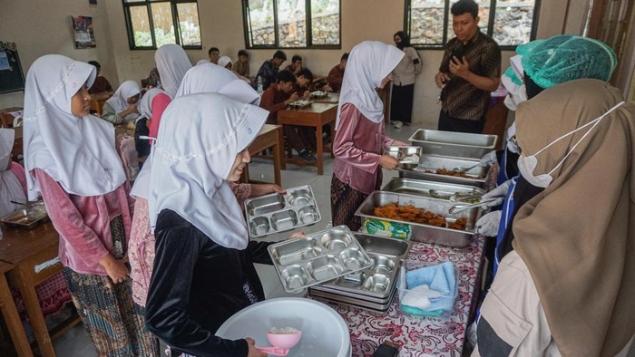 Sejumlah siswa mengambil lauk pauk secara prasmanan dalam Makan Bergizi Gratis (MBG) di SMPN 2 Kandeman, Kabupaten Batang, Jawa Tengah, Kamis, (8/10/2026). Badan Gizi Nasional (BGN) melakukan uji coba pengembangan model penyajian makanan Program Makan Bergizi Gratis (MBG) menggunakan sistem prasmanan di sekolah melalui Satuan Pelayanan Pemenuhan Gizi (SPPG) yang bertujuan untuk menghadirkan makanan yang lebih hangat, segar, dan mengurangi risiko kerusakan makanan yang dapat menimbulkan gangguan kesehatan sekaligus memperkuat pengalaman edukatif bagi penerima manfaat. ANTARA FOTO/Harviyan Perdana Putra