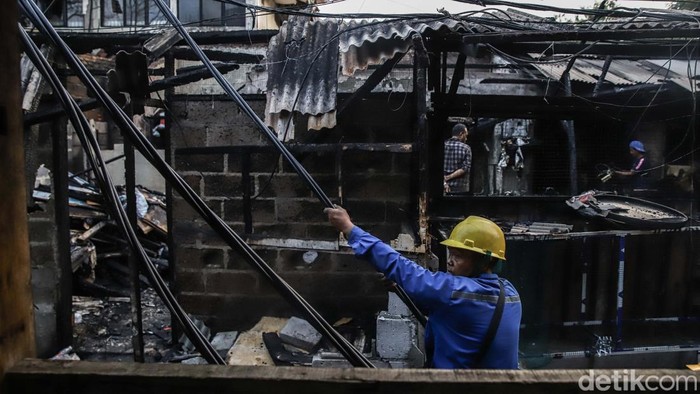 Sejumlah warga mulai kembali beraktivitas di kawasan bekas kebakaran di Jalan Dakota, Kemayoran, Jakarta Pusat, Kamis (8/10/2026).