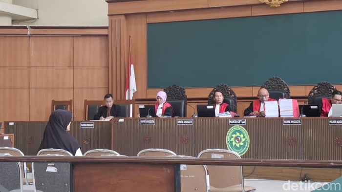 Suasana sidang terdakwa AP atau kepala sekolah Daycare Little Aresha Jogja di PN Jogja, Kamis (8/10/2026)