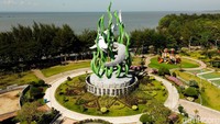Monumen Patung Suroboyo berdiri megah dikelilingi taman yang tertata rapi dengan latar hamparan laut di kawasan Pantai Bulak, Kenjeran, Surabaya. Monumen ini, terbesar diantara patung Suroboyo yang lainnya.