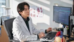 Potret Yoo Yeon Seok Jadi Ayah Tunggal di Drakor The Perfect Lie