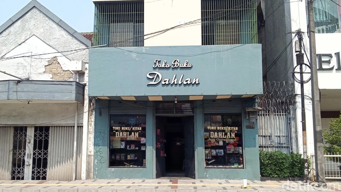 Toko Buku Dahlan di Jalan Otto Iskandardinata, Kota Bandung
