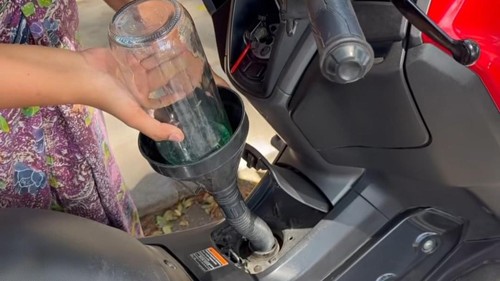 Tangkapan layar motor yang dikendarai Toprak diisi bensin eceran di warung milik warga sekitar di Kuta, Mandalika, Lombok Tengah, Selasa (6/10/2026).