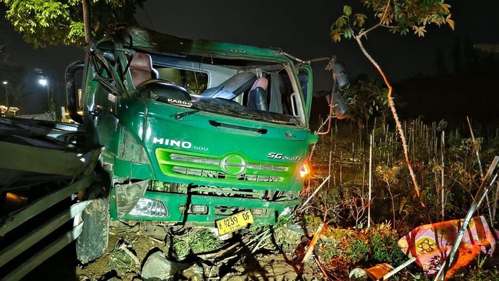 Truk kontainer ringsek usai kecelakaan di jalan Parakan-Kledung, Parakan, Temanggung, Rabu (7/10/2026) malam.