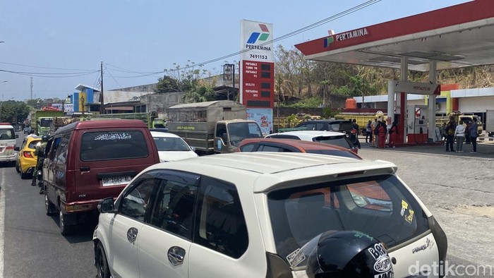 Truk mengantre isi solar di SPBU Parepare.
