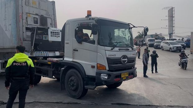 Truk pengangkut kontainer tersangkut di Jalan Alternatif Sentul, Kecamatan Babakan Madang, Kabupaten Bogor, Jawa Barat. Lalu lintas (lalin) sempat macet. (dok Ist)