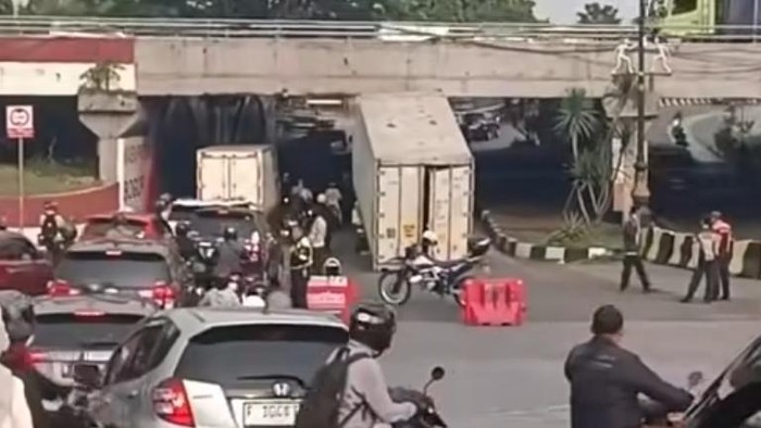Truk pengangkut kontainer tersangkut di Jalan Alternatif Sentul, Kecamatan Babakan Madang, Kabupaten Bogor, Jawa Barat. Lalu lintas (lalin) sempat macet. (dok Ist)