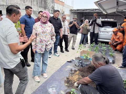 Wali Kota Kendari Siska Karina Imran. Wali Kota Kendari Siska Karina Imran dan rombongan berkunjung ke RT 11/RW 07, Kelurahan Gandaria Utara, Kecamatan Kebayoran Baru.