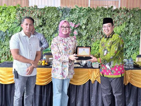 Wali Kota Kendari Siska Karina Imran. Wali Kota Kendari Siska Karina Imran dan rombongan berkunjung ke RT 11/RW 07, Kelurahan Gandaria Utara, Kecamatan Kebayoran Baru.