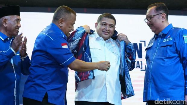 Wali Kota Makassar Munafri 'Appi' Arifuddin resmi gabung Demokrat. Wali Kota Makassar Munafri 'Appi' Arifuddin resmi gabung Demokrat.