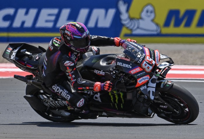 Pembalap Aprilia Racing Jorge Martin memacu motornya dalam sesi latihan bebas MotoGP di Sirkuit Internasional Pertamina Mandalika, Lombok Tengah, NTB, Jumat (9/10/2026). Hari pertama gelaran MotoGP Indonesia 2026 Seri ke-17 diisi dengan latihan bebas atau free practice dan practice untuk balapan Moto4 Asia Cup, Moto3, Moto2 dan MotoGP.ANTARA FOTO/Ahmad Subaidi/rwa.