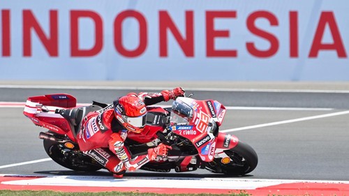 Pembalap Ducati Lenovo Team Marc Marquez memacu kecepatan sepeda motornya saat mengikuti sesi Free Practice 1 MotoGP Mandalika 2026 di Sirkuit Internasional Pertamina Mandalika, KEK Mandalika, Lombok Tengah, NTB, Jumat (9/10/2026). Pembalap Aprilia Racing Marco Bezzecchi menempati posisi pertama sesi latihan bebas pertama MotoGP Pertamina Grand Prix of Indonesia 2026 diikuti pembalap Ducati Lenovo Team Marc Marquez dan pembalap Aprilia Racing Jorge Martin. ANTARA FOTO/Fikri Yusuf/rwa.