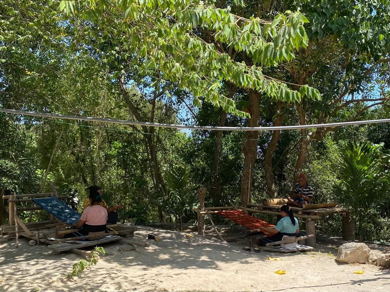 Aktivitas menenun warga kampung adat Praiyawang Aktivitas menenun warga kampung adat Praiyawang
