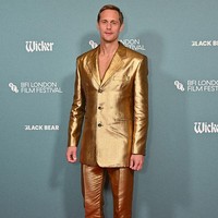 Pakai Pantofel Plastik di Red Carpet, Gaya Alexander Skarsgard Bikin Bingung