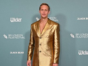 Pakai Pantofel Plastik di Red Carpet, Gaya Alexander Skarsgard Bikin Bingung