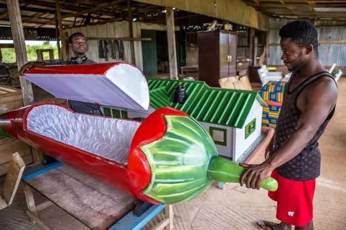 Aneh Tapi Nyata! Orang Ghana Dikubur dalam Peti Bentuk Makanan