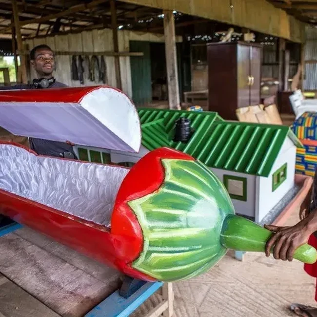Aneh Tapi Nyata! Orang Ghana Dikubur dalam Peti Bentuk Makanan