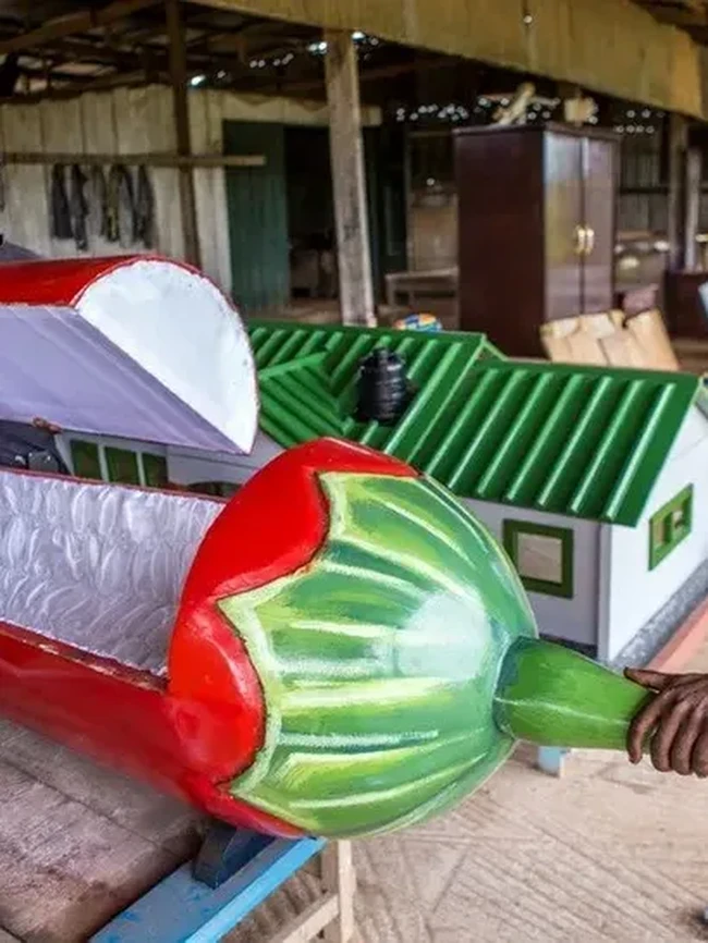 Aneh Tapi Nyata! Orang Ghana Dikubur dalam Peti Bentuk Makanan