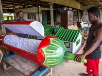 Aneh Tapi Nyata! Orang Ghana Dikubur dalam Peti Bentuk Makanan