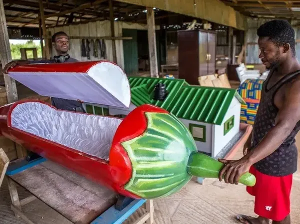 Aneh Tapi Nyata! Orang Ghana Dikubur dalam Peti Bentuk Makanan